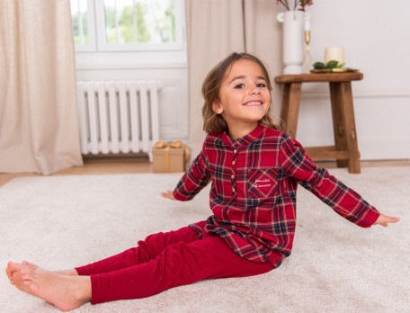 Mädchen-Pyjama Familienmoment