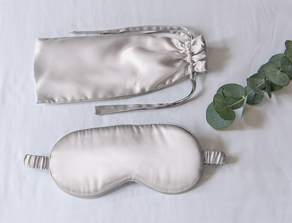 /fr/les-vetements-d-interieur/femme/trousse-et-pochette/masque-de-nuit-tout-en-soie/