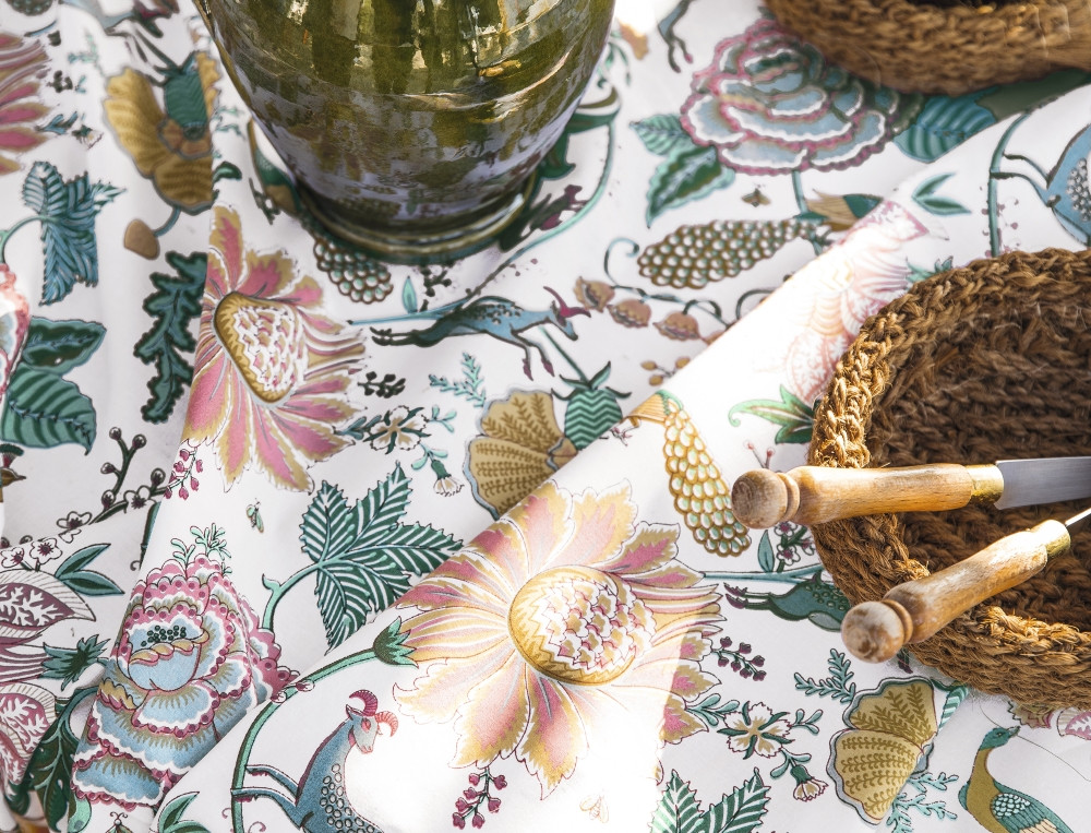 Nappe fleurie sur fond blanc avec encadrement fond vert Été indien