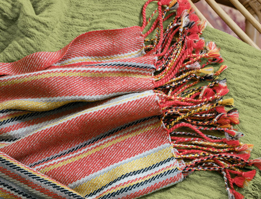 /fr/la-chambre/sur-le-lit/plaid/plaid-raye-destination-tropicale/