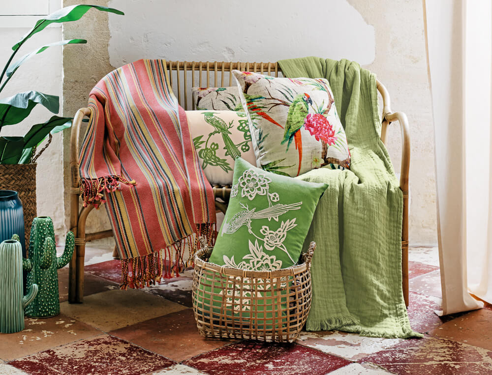 /fr/la-chambre/sur-le-lit/plaid/plaid-raye-destination-tropicale/