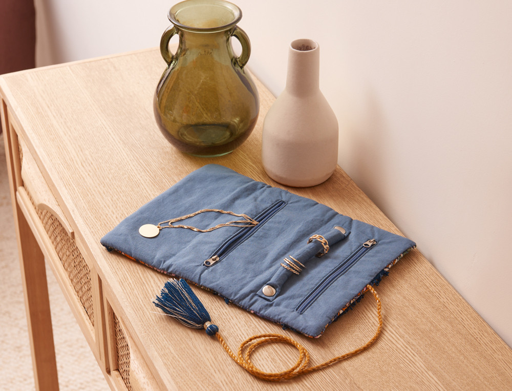 /fr/les-vetements-d-interieur/femme/trousse-et-pochette/pochette-a-bijoux-bleu-sortilege/