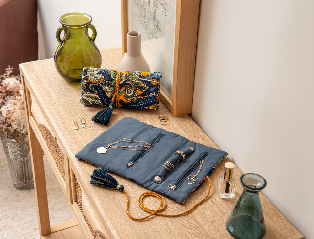 /fr/les-vetements-d-interieur/femme/trousse-et-pochette/pochette-a-bijoux-bleu-sortilege/