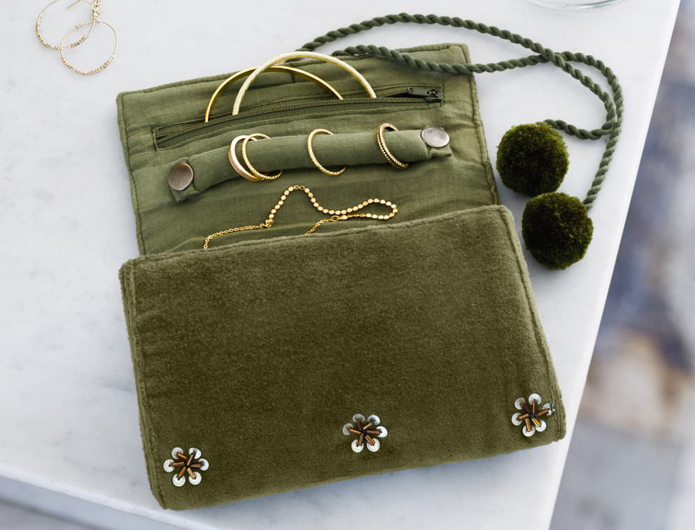 Pochette à bijoux en velours vert bronze brodée Dans un écrin