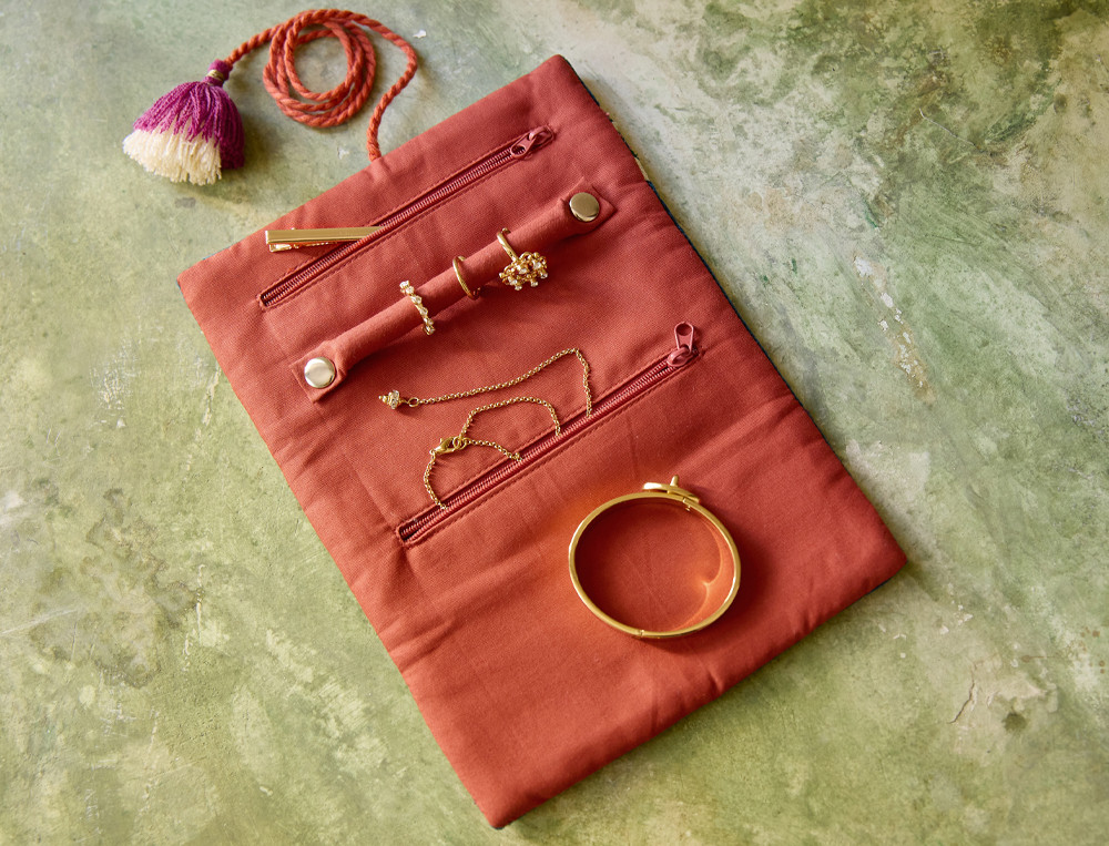 /fr/les-vetements-d-interieur/femme/trousse-et-pochette/pochette-a-bijoux-jardin-d-orient/