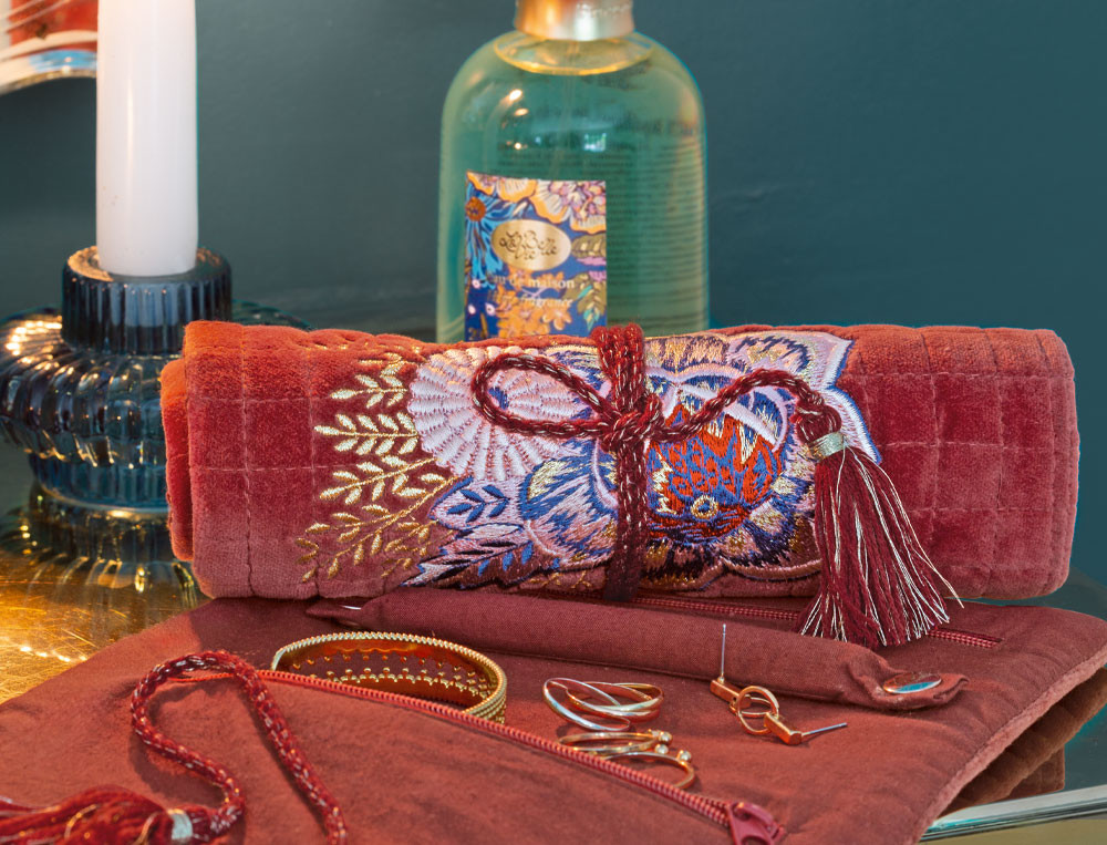 /fr/les-vetements-d-interieur/femme/trousse-et-pochette/pochette-a-bijoux-la-belle-vie/