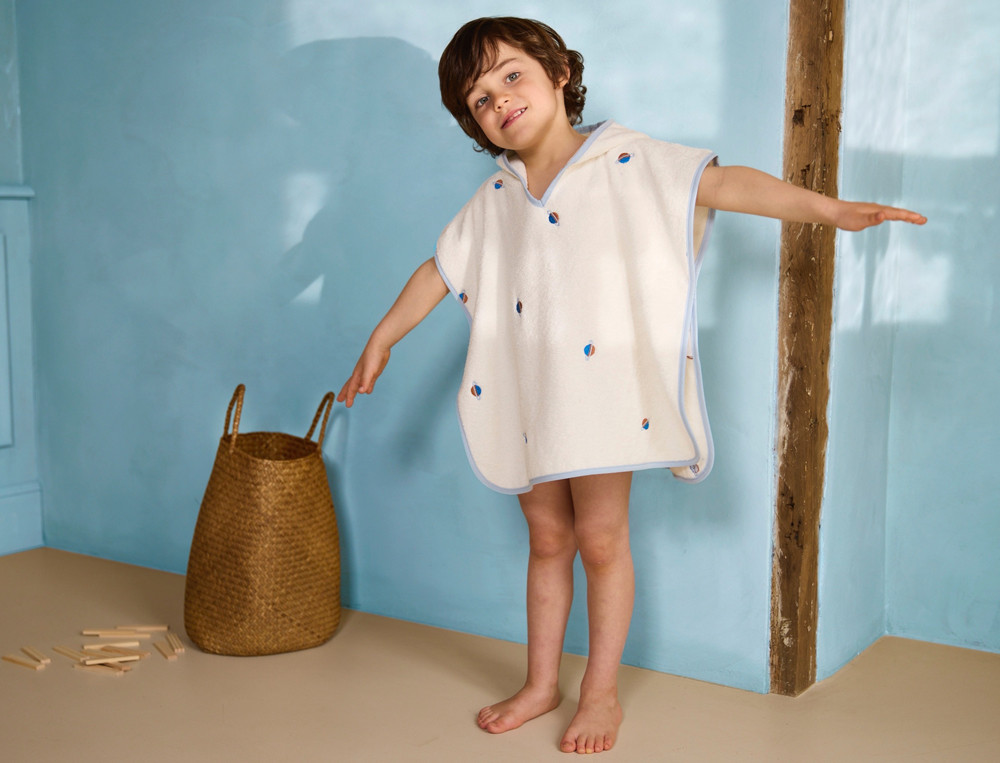 /fr/les-vetements-d-interieur/enfant-bebe/idees-cadeaux-bebe-enfant/poncho-enfant-voyage-dans-l-espace/