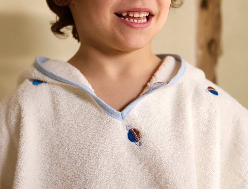 /fr/les-vetements-d-interieur/enfant-bebe/idees-cadeaux-bebe-enfant/poncho-enfant-voyage-dans-l-espace/