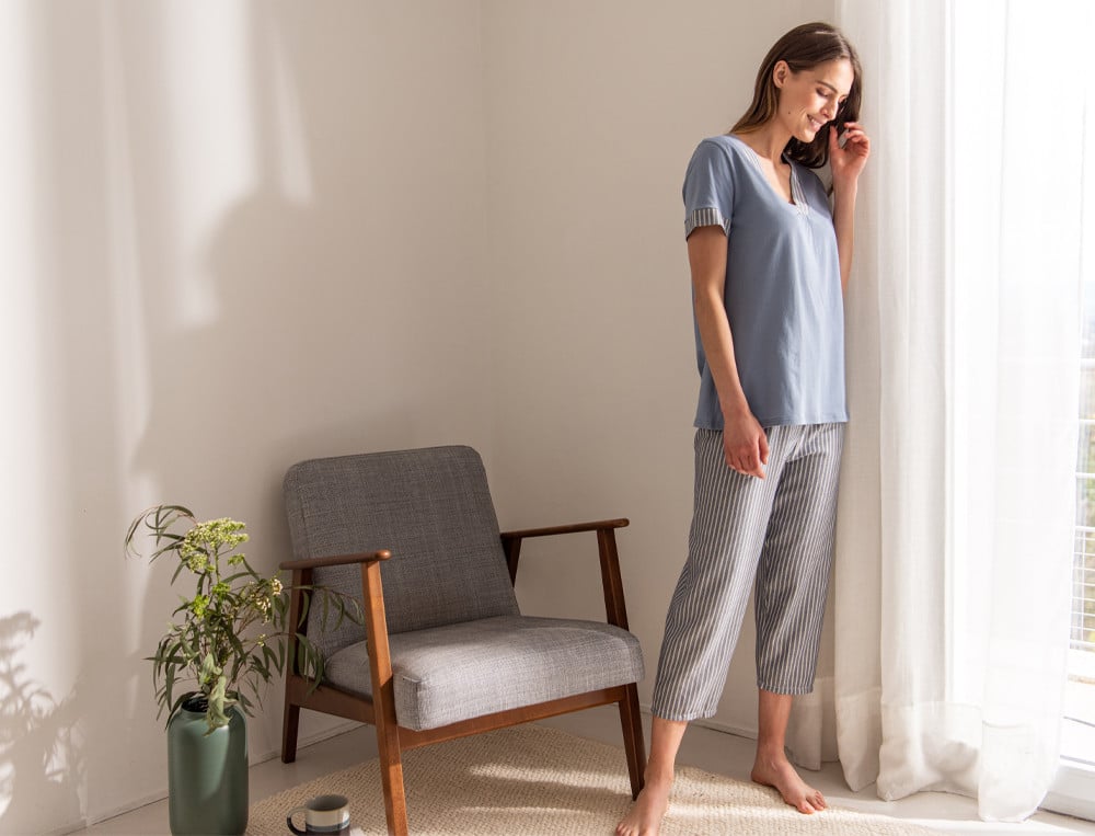 /fr/les-vetements-d-interieur/femme/pyjama-femme/pyjama-court-reflets-bleus/