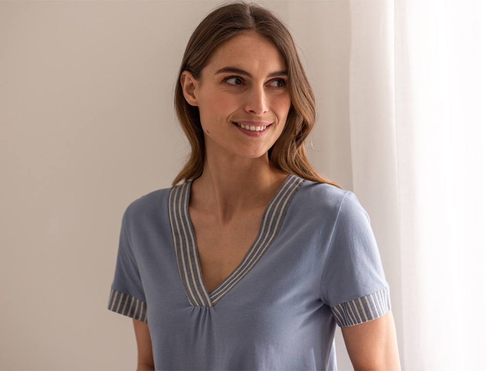/fr/les-vetements-d-interieur/femme/pyjama-femme/pyjama-court-reflets-bleus/