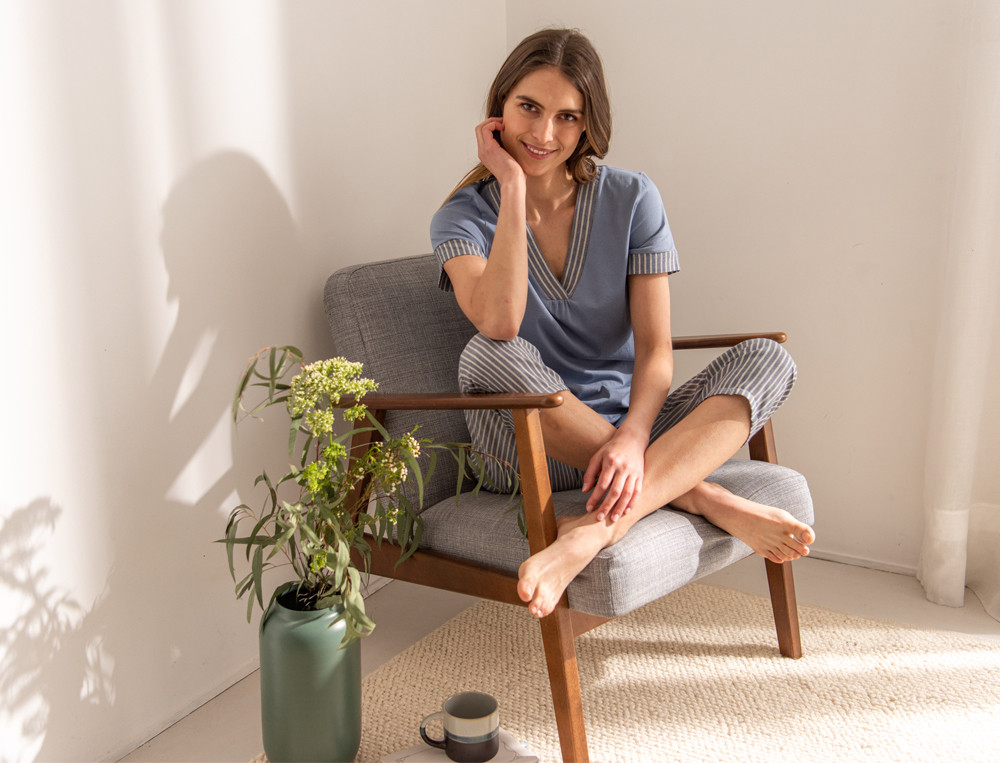 /fr/les-vetements-d-interieur/femme/pyjama-femme/pyjama-court-reflets-bleus/