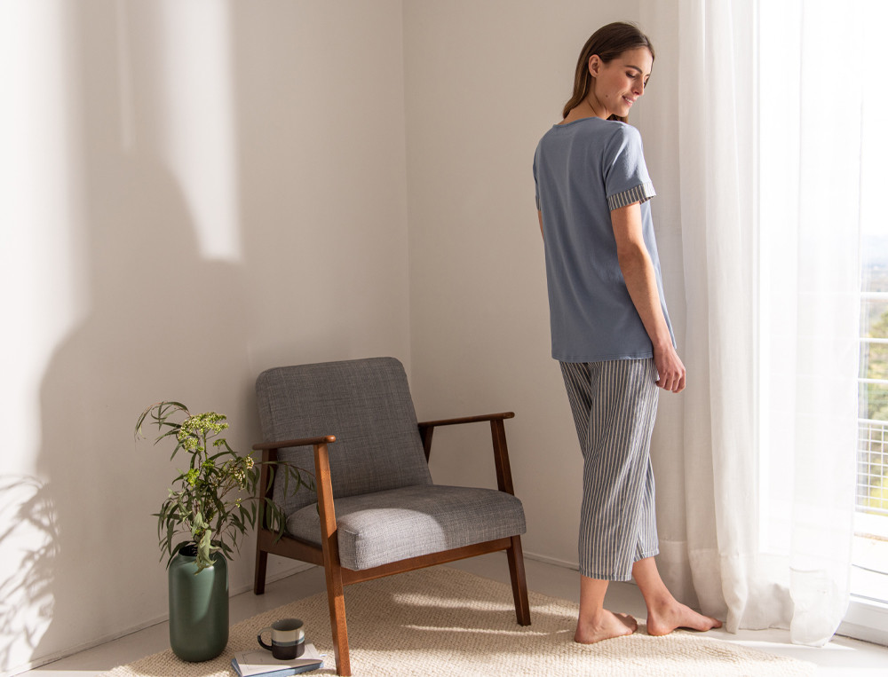 /fr/les-vetements-d-interieur/femme/pyjama-femme/pyjama-court-reflets-bleus/