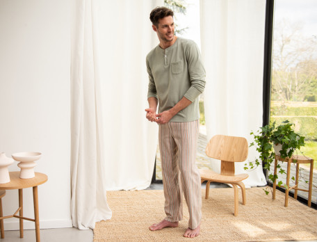 Pyjama homme coton avec haut jersey uni vert amande et pantalon aux rayures tissé-teint flânerie