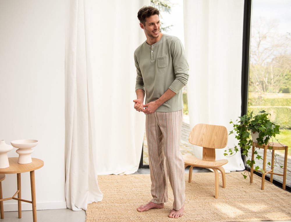 Pyjama homme coton avec haut jersey uni vert amande et pantalon aux rayures tissé-teint flânerie