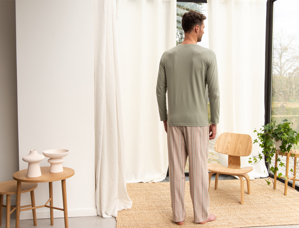 Pyjama homme coton avec haut jersey uni vert amande et pantalon aux rayures tissé-teint flânerie