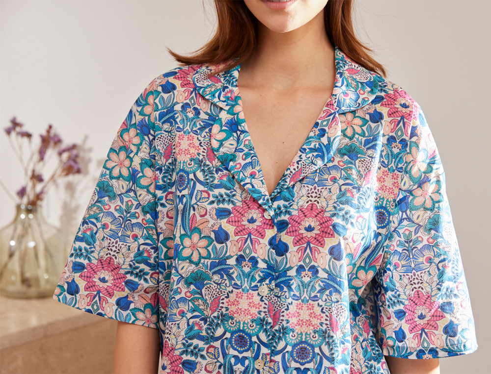 Pyjama short imprimé de fleurs multicolores tons bleus, roses et orangés Fleurs de paradis