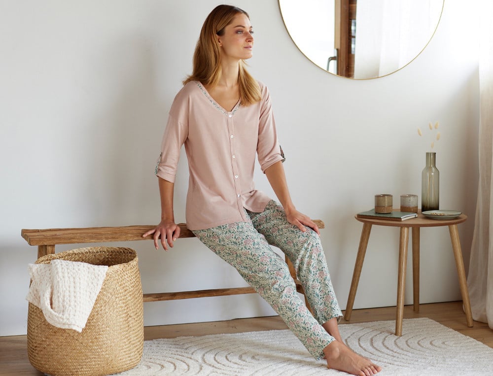 Pyjama imprimé fleuri. Jersey uni rose clair. 100% viscose. Lavage à 30°. Tendrement