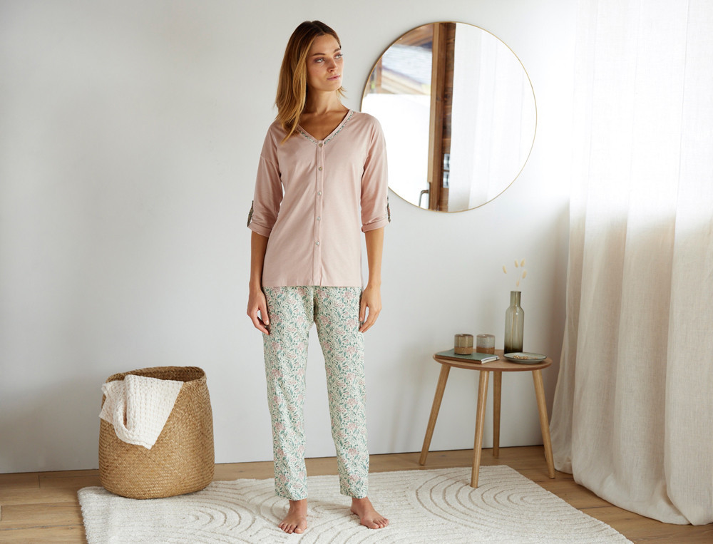 Pyjama imprimé fleuri. Jersey uni rose clair. 100% viscose. Lavage à 30°. Tendrement