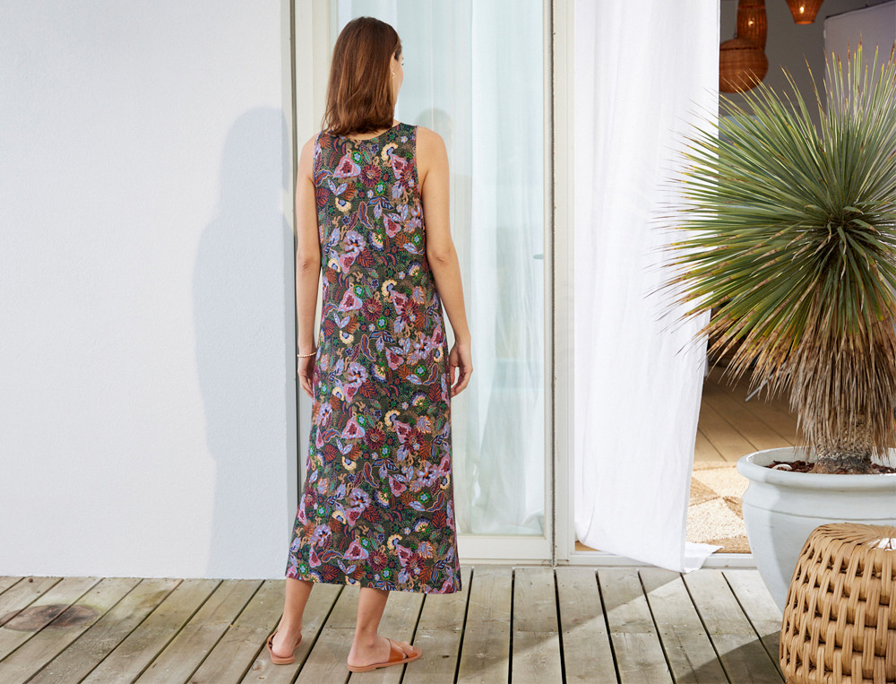 /fr/les-vetements-d-interieur/femme/robe-de-plage/robe-longue-imprime-fonce-radieuse/
