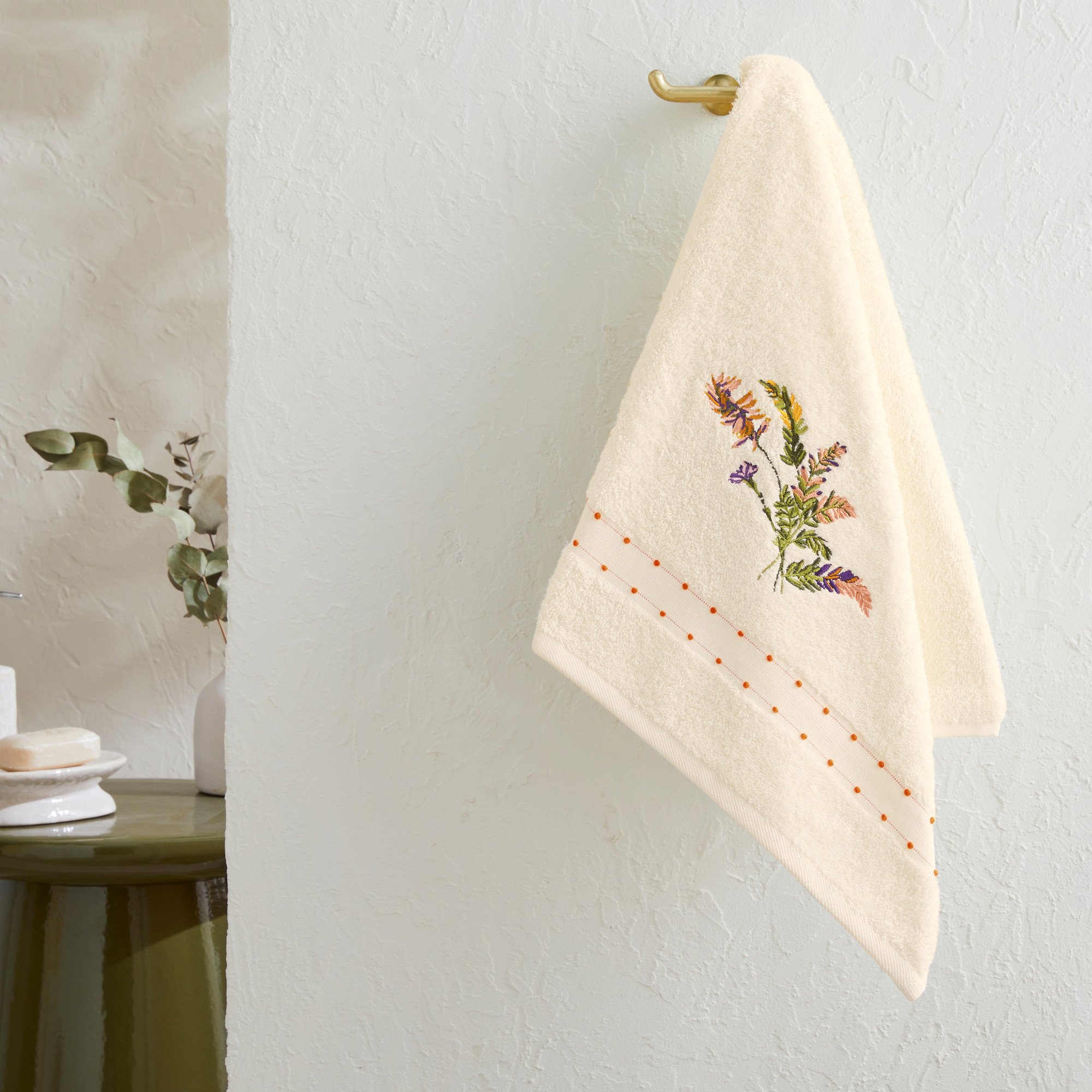 Linge de bain brodé Casa Flora Fine broderie et finition liteau avec petit picot en relief