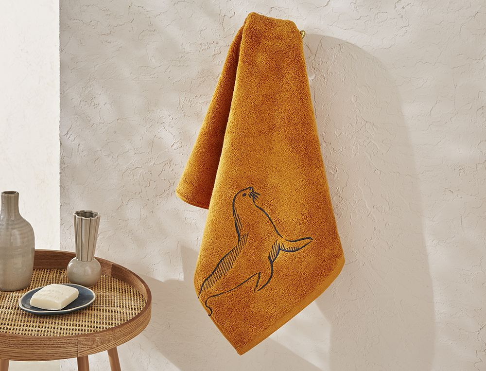 Serviette de bain unie camel brodée phoque Sur la banquise