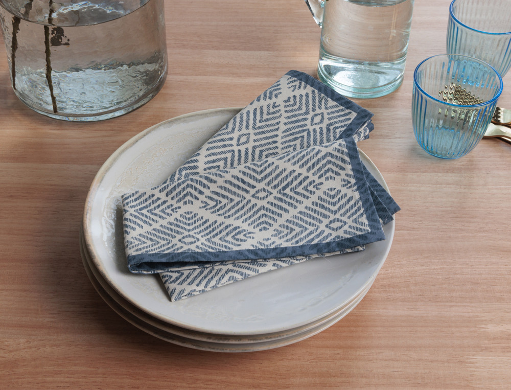 Serviettes de table coton avec imprimé placé géométrique avec parement imprimé en encadrement. Douceur minérale.