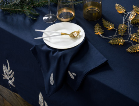 Serviette de table bleu nuit brodée de feuilles dorées Feuillage d\'or