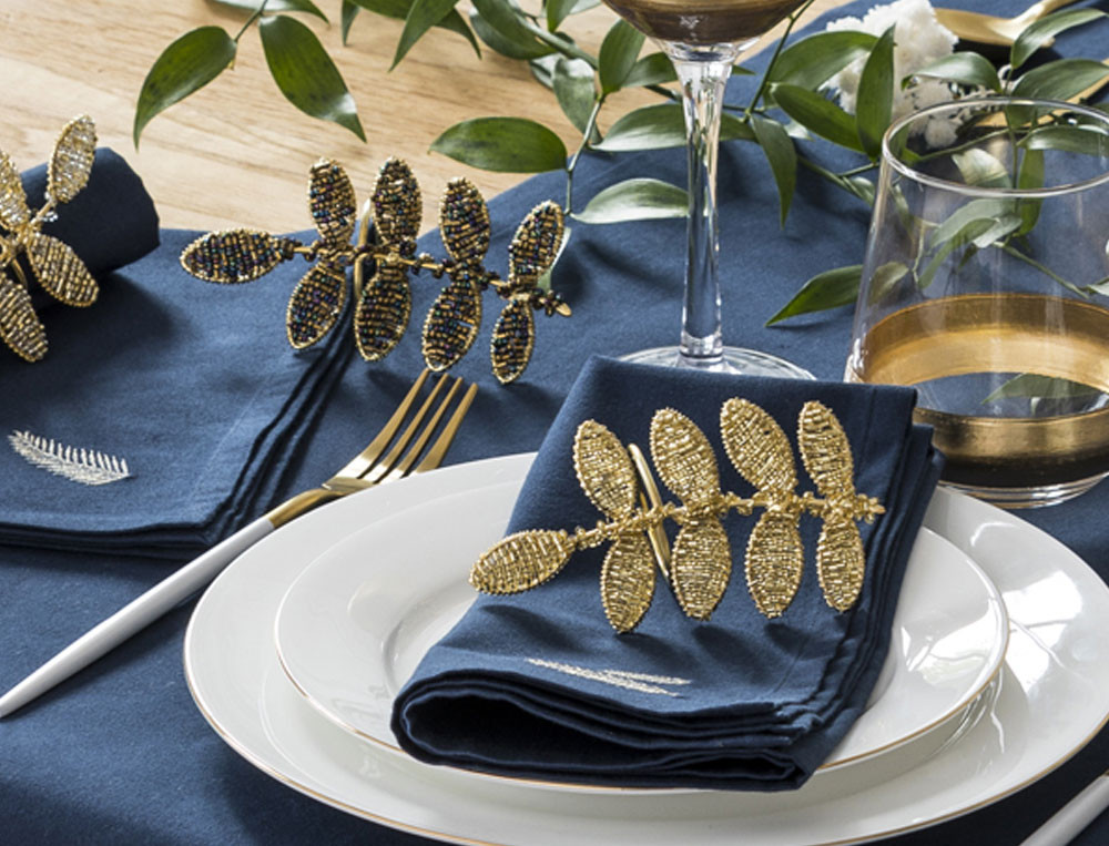 Serviette de table bleu nuit brodée de feuilles dorées Feuillage d'or