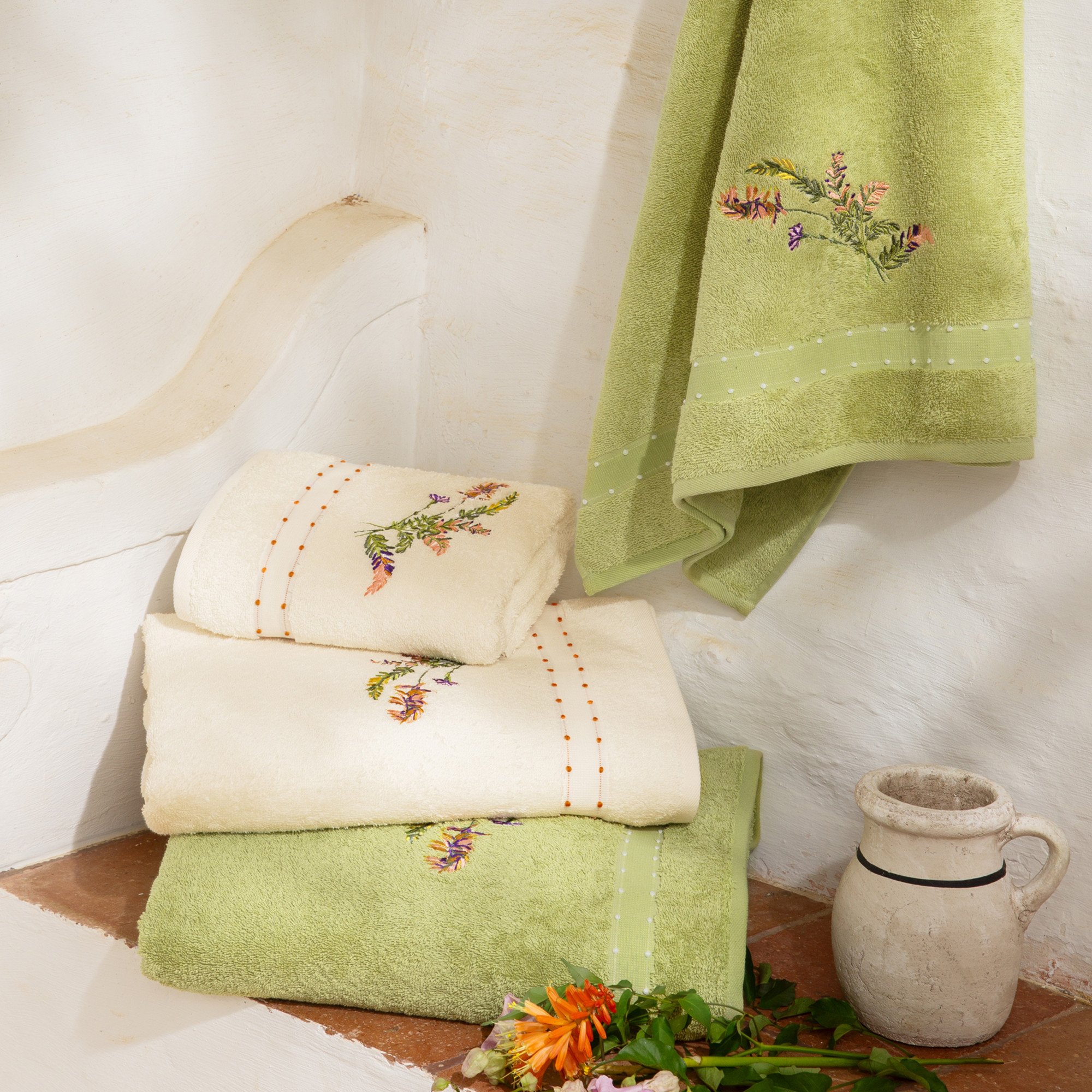 Serviette invité brodée Casa Flora Fine broderie et finition liteau avec petit picot en relief