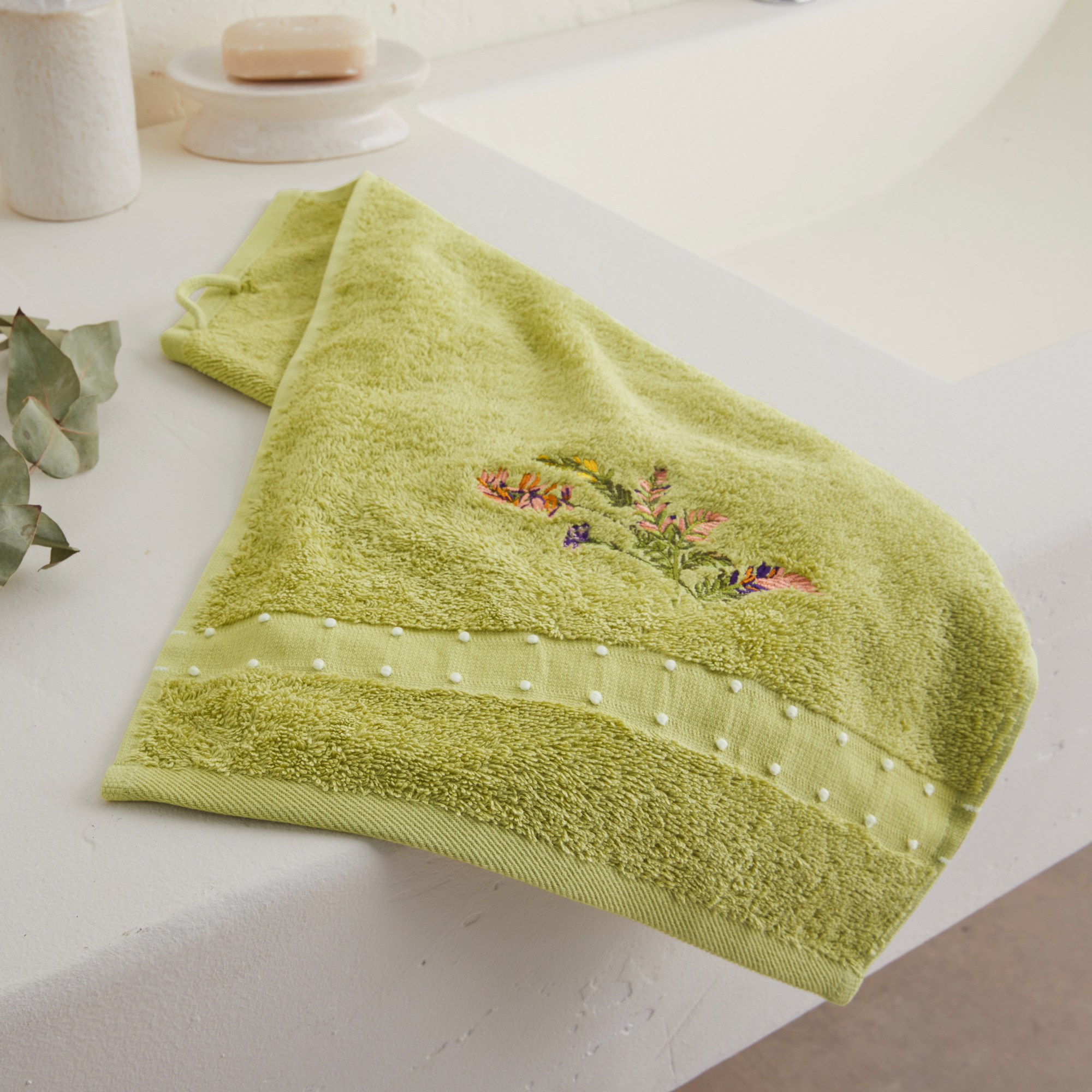 Serviette invité brodée Casa Flora Fine broderie et finition liteau avec petit picot en relief