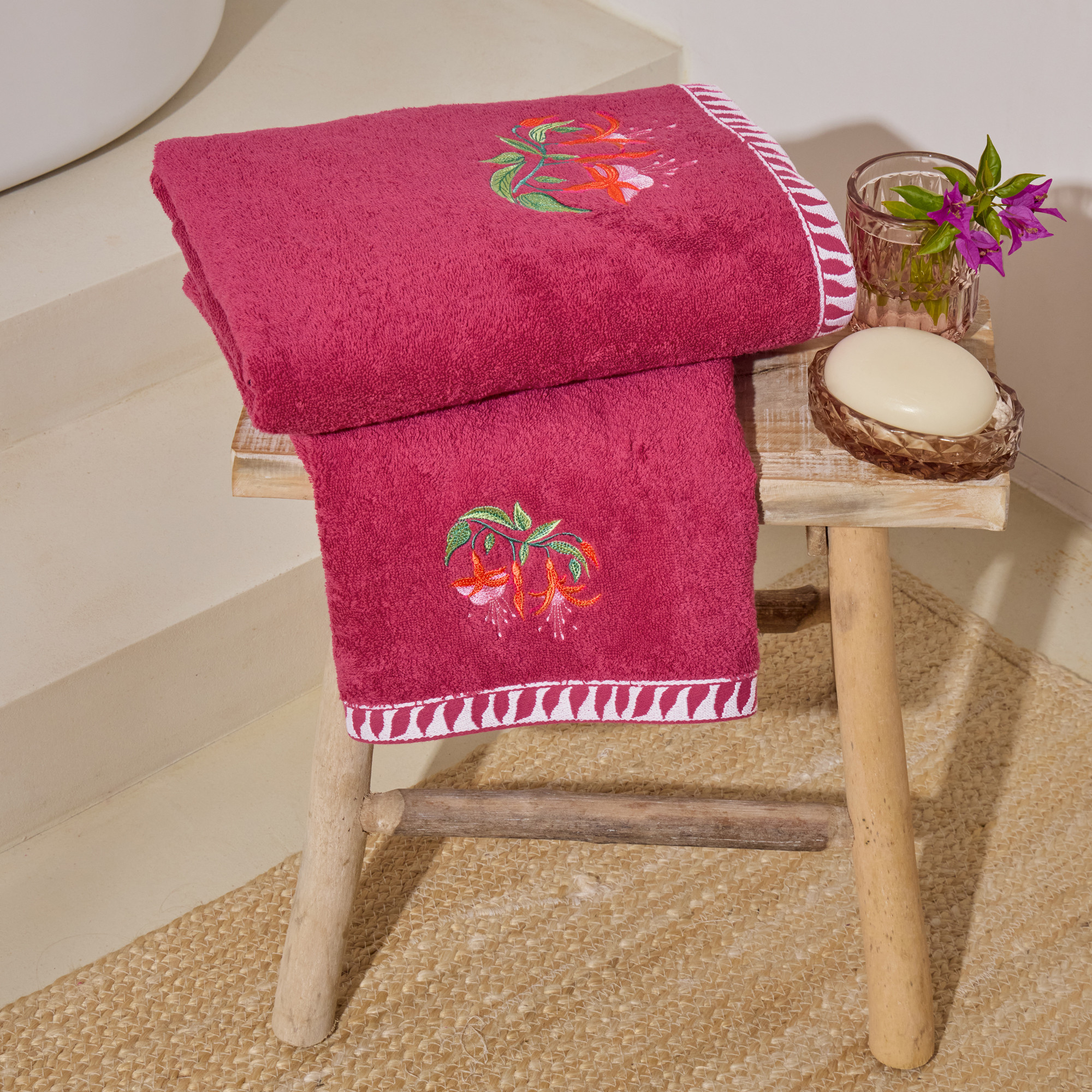 /fr/la-salle-de-bain/serviette-invites/serviette-invite-brode-les-fuchsias/