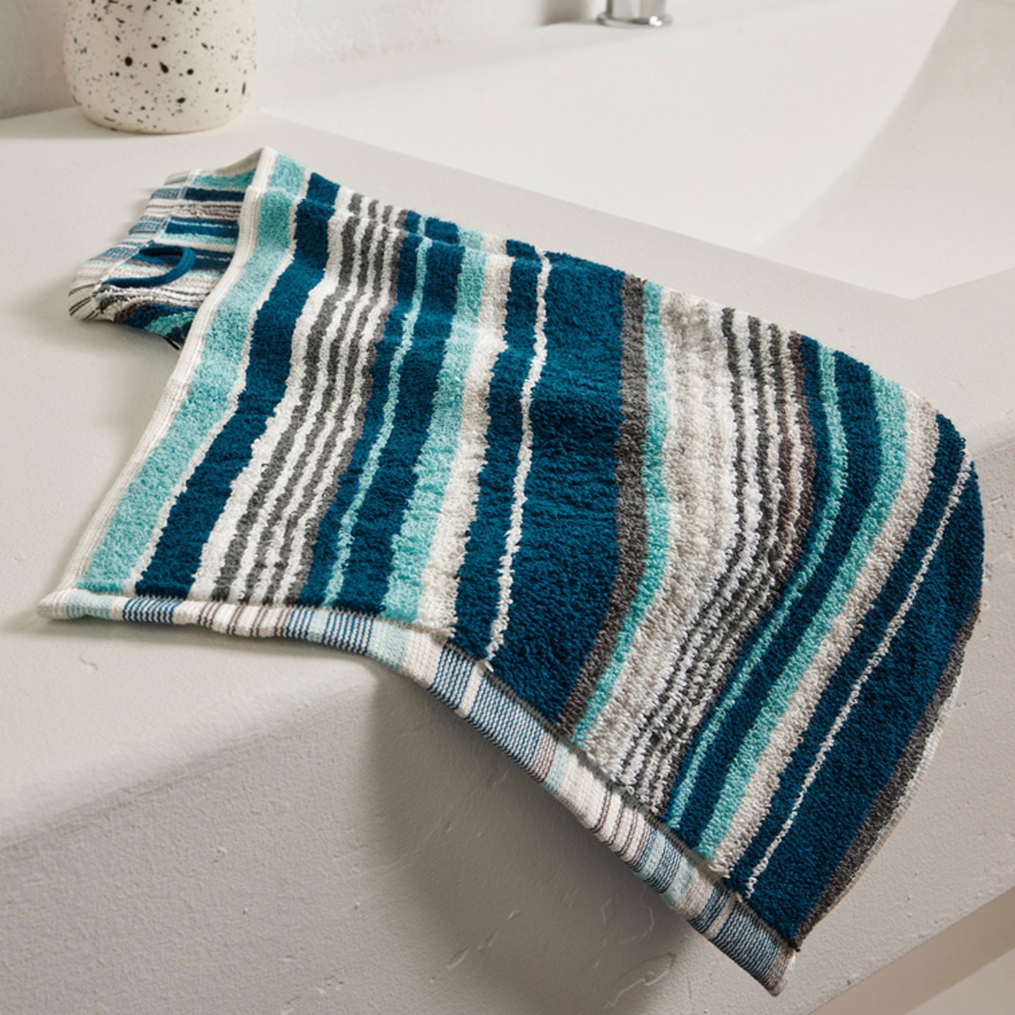 /fr/la-salle-de-bain/serviette-invites/serviette-invite-raye-baies-celestes/