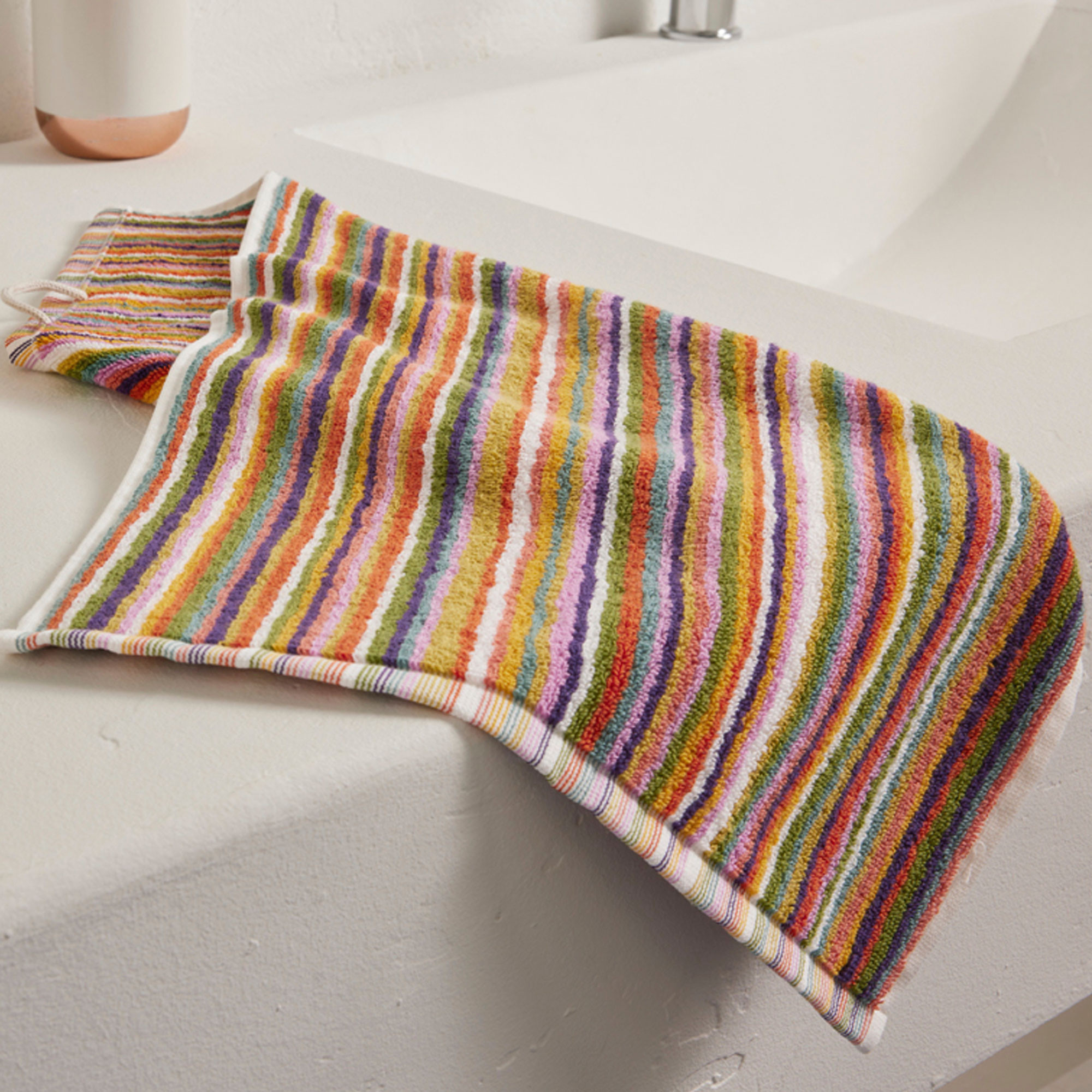 /fr/la-salle-de-bain/serviette-invites/serviette-invite-raye-en-promenade/