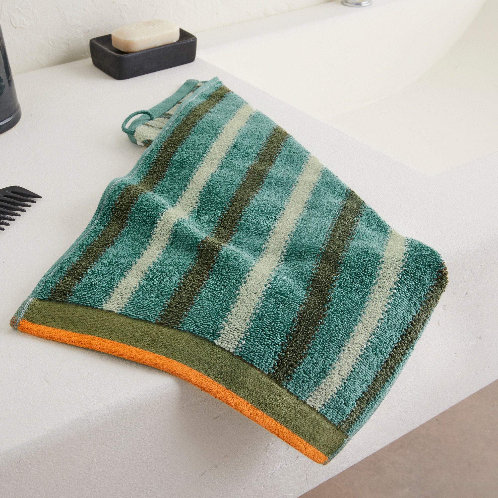 /fr/la-salle-de-bain/serviette-invites/serviette-invite-rayures-jacquard-breda/