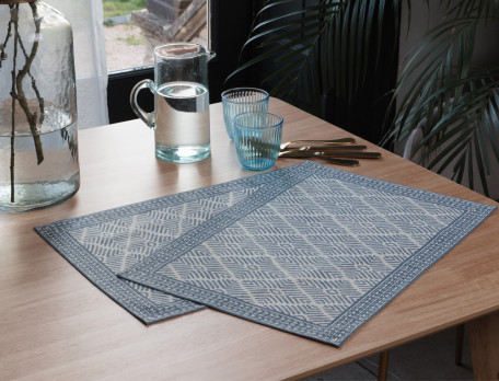 Set de table coton avec imprimé placé géométrique avec parement imprimé en encadrement. Douceur minérale