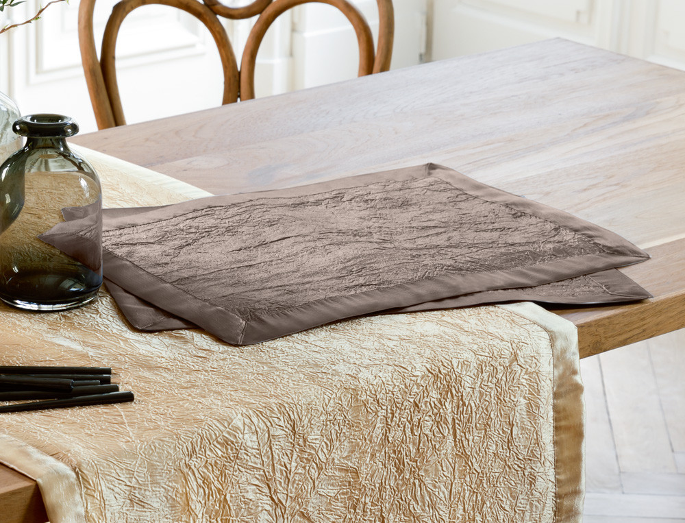 /fr/la-table/set-de-table-chemin-de-table/set-de-table-uni-opera/