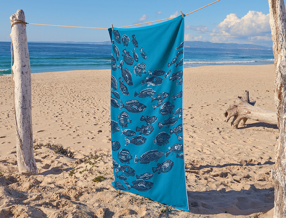 Strandtuch Fischschwarmmotiv Wellentanz