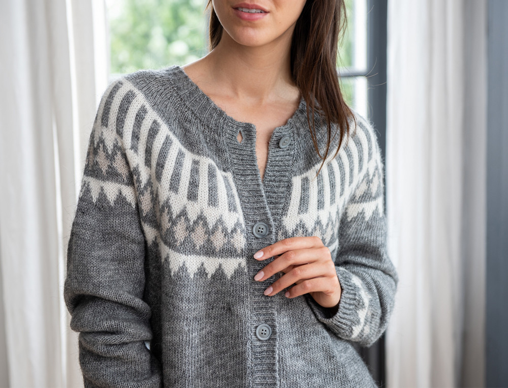 Strickjacke mit Motiven Alpakawolle Familienfest