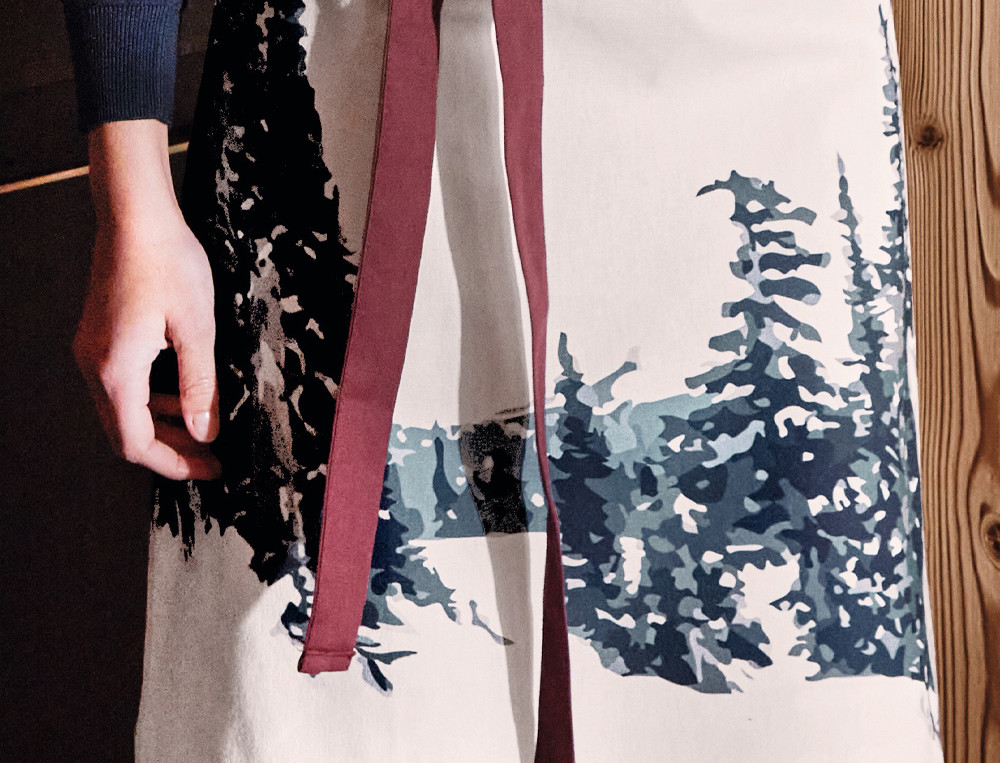/fr/la-table/linge-de-cuisine/tabliers-et-accessoires/tablier-dans-la-poudreuse/