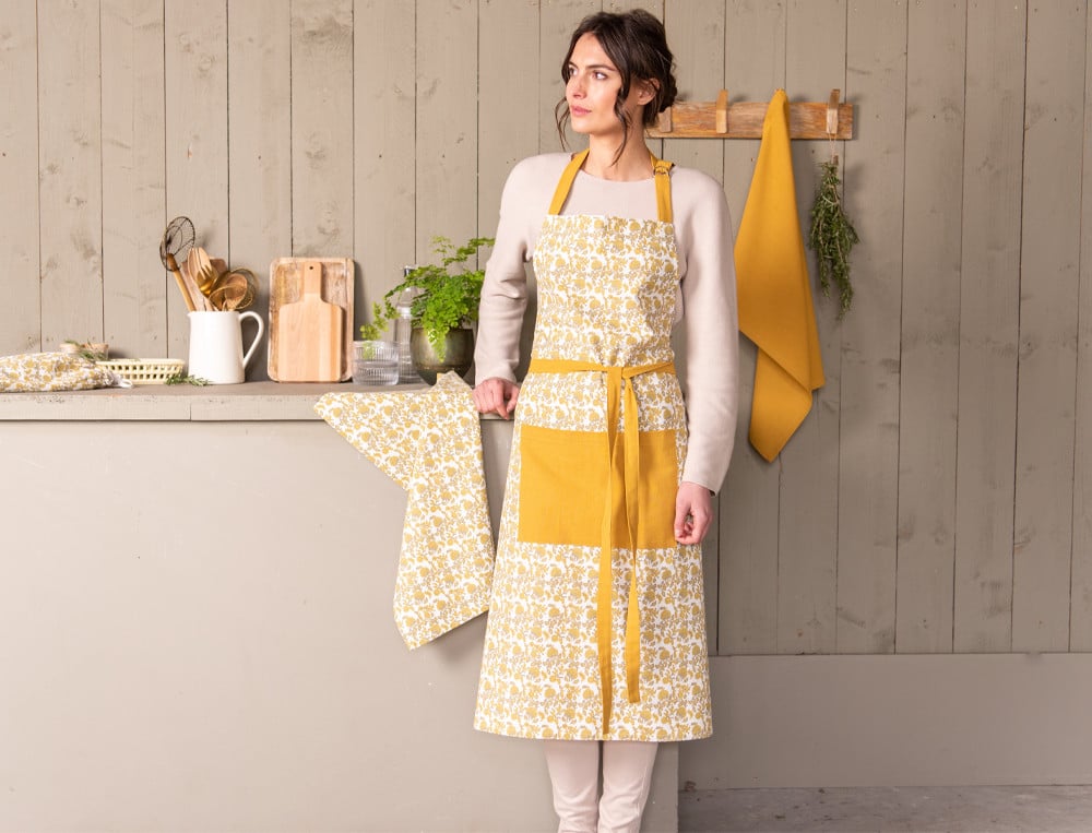 /fr/la-table/linge-de-cuisine/tabliers-et-accessoires/tablier-fleurs-de-moutarde/