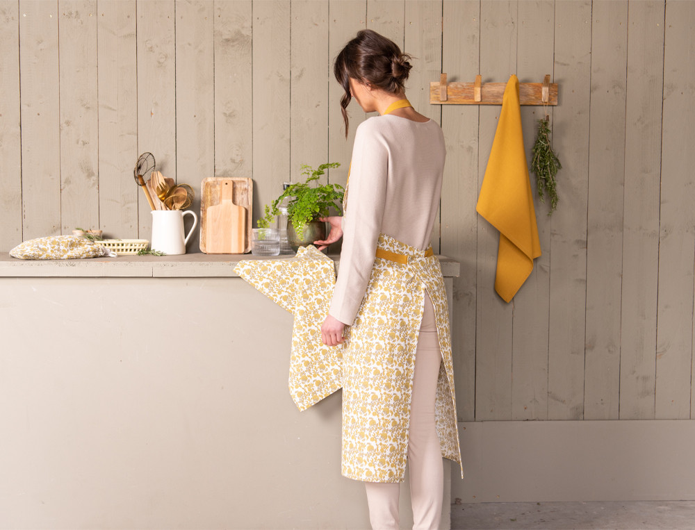 /fr/la-table/linge-de-cuisine/tabliers-et-accessoires/tablier-fleurs-de-moutarde/