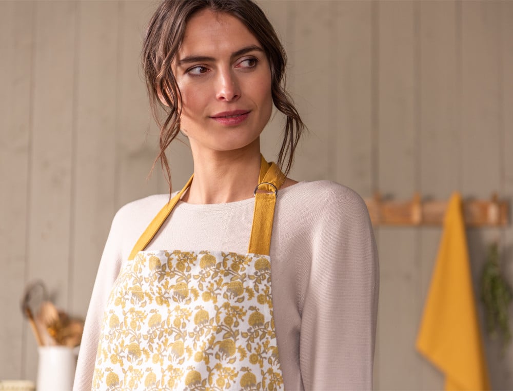 /fr/la-table/linge-de-cuisine/tabliers-et-accessoires/tablier-fleurs-de-moutarde/