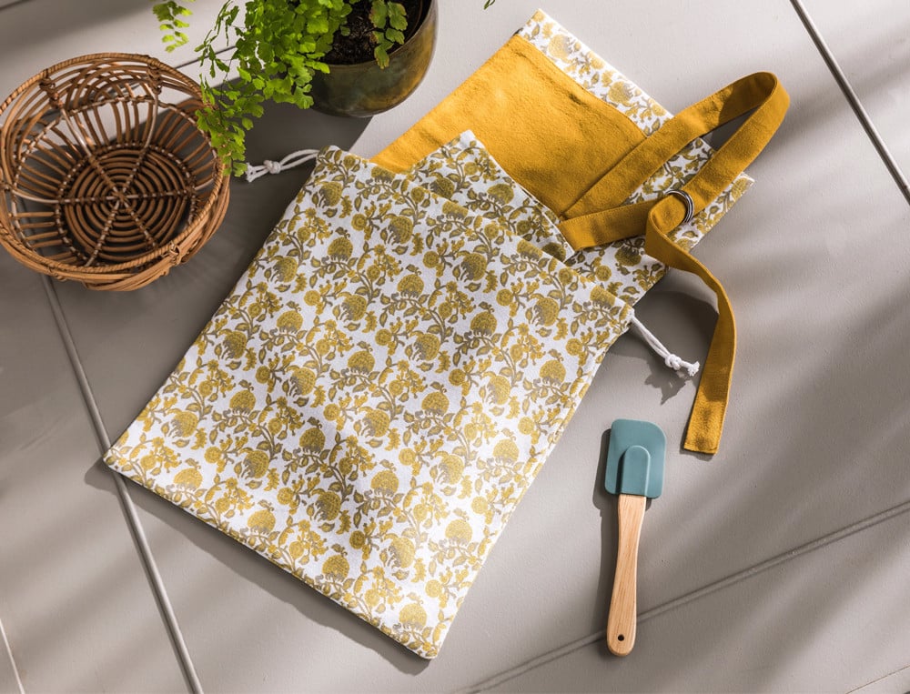 /fr/la-table/linge-de-cuisine/tabliers-et-accessoires/tablier-fleurs-de-moutarde/