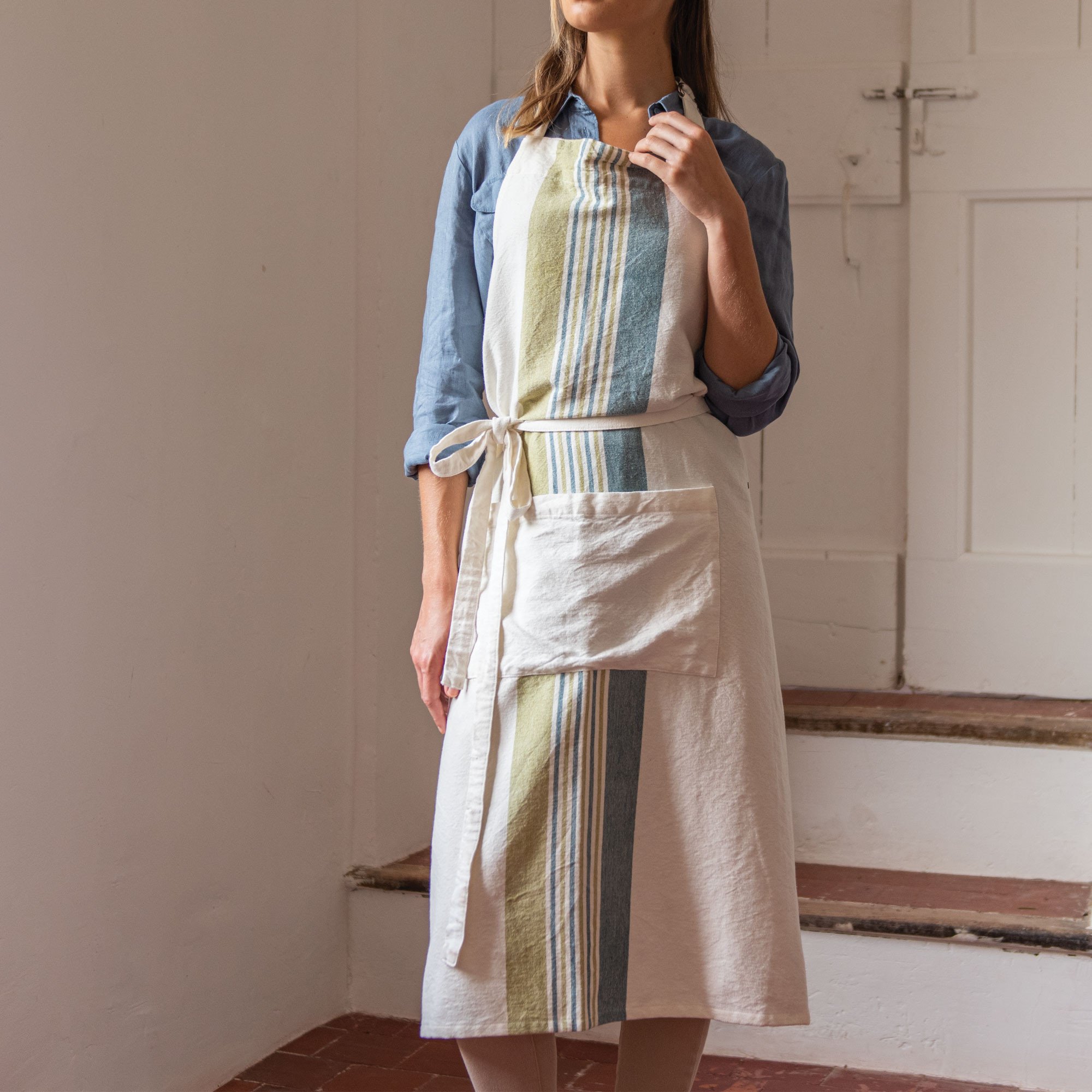 /fr/la-table/linge-de-cuisine/tabliers-et-accessoires/tablier-nature-en-cuisine/