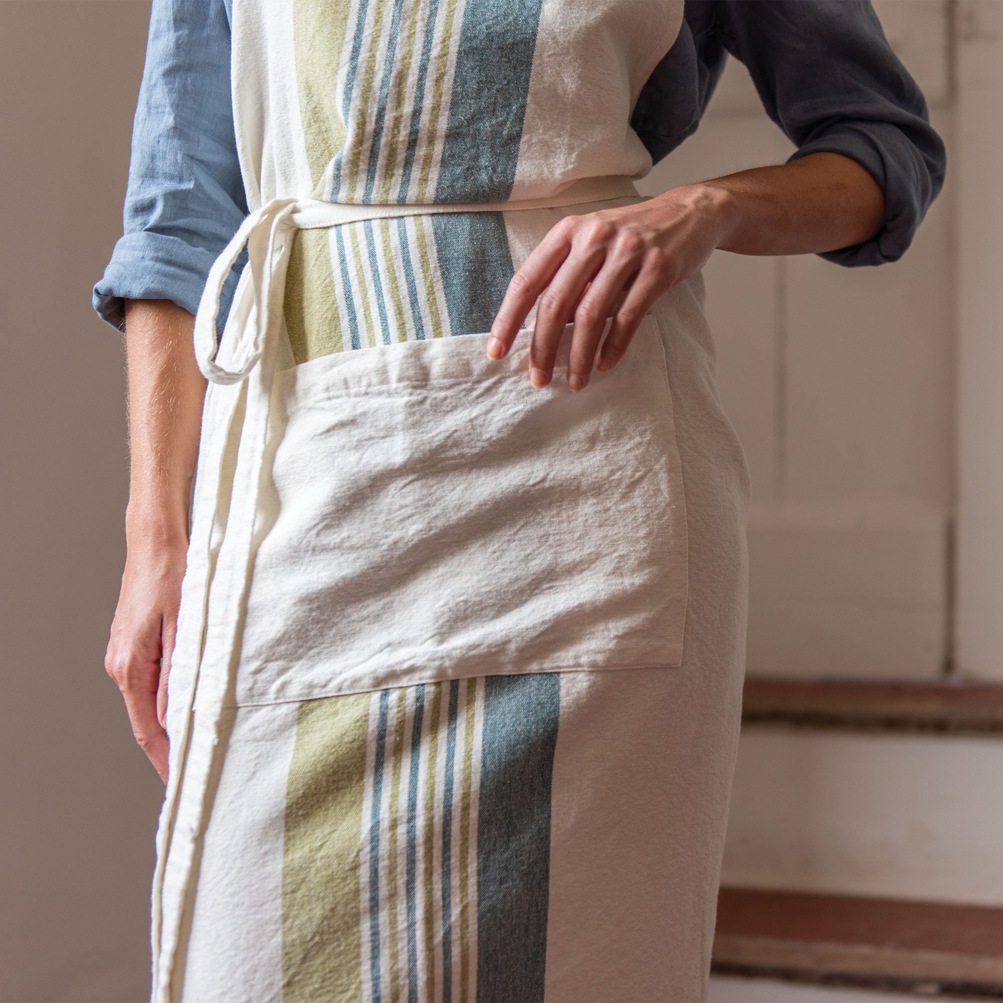 /fr/la-table/linge-de-cuisine/tabliers-et-accessoires/tablier-nature-en-cuisine/