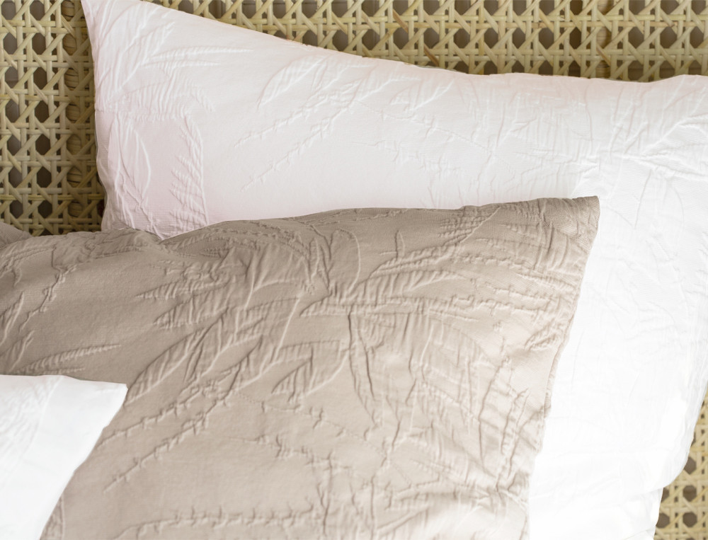 /fr/la-chambre/sur-le-lit/taie-boutis/taie-boutis-au-fil-de-reves/