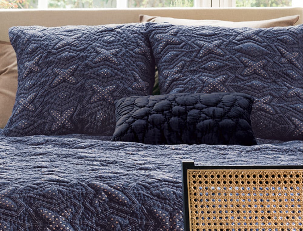 /fr/la-chambre/sur-le-lit/taie-boutis/taie-boutis-bleu-indigo/