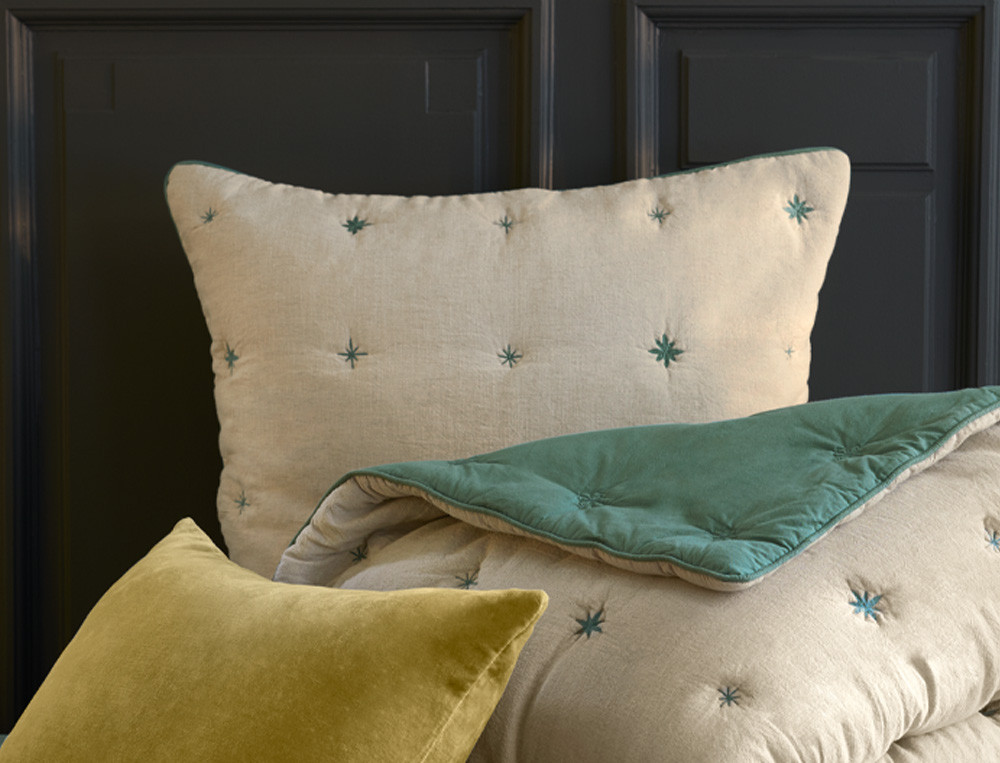 /fr/la-chambre/sur-le-lit/taie-boutis/taie-boutis-foret-boreale/