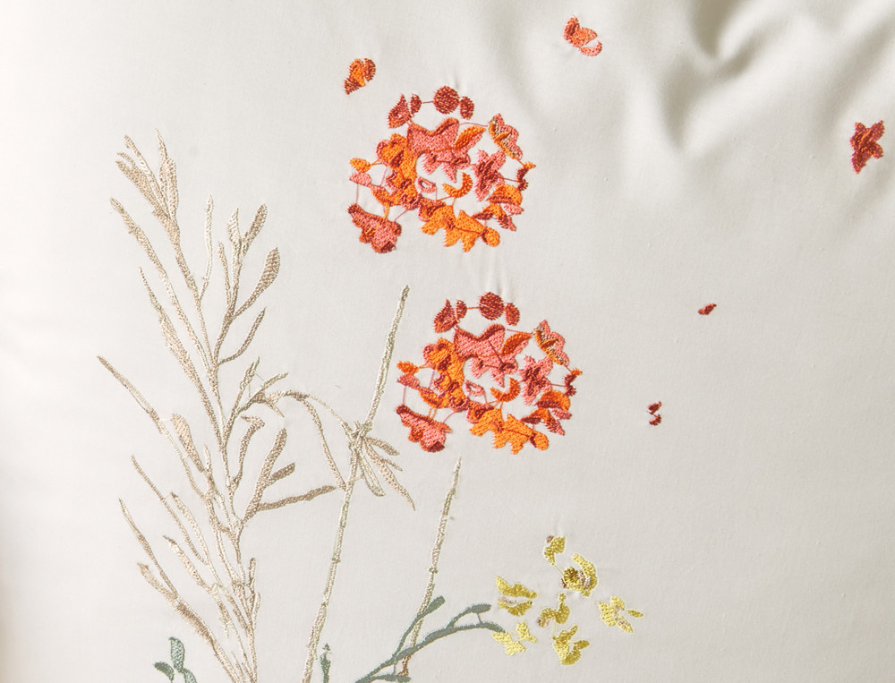 /fr/la-chambre/linge-de-lit/taie-d-oreiller/taie-d-oreiller-brodee-balade-folk/