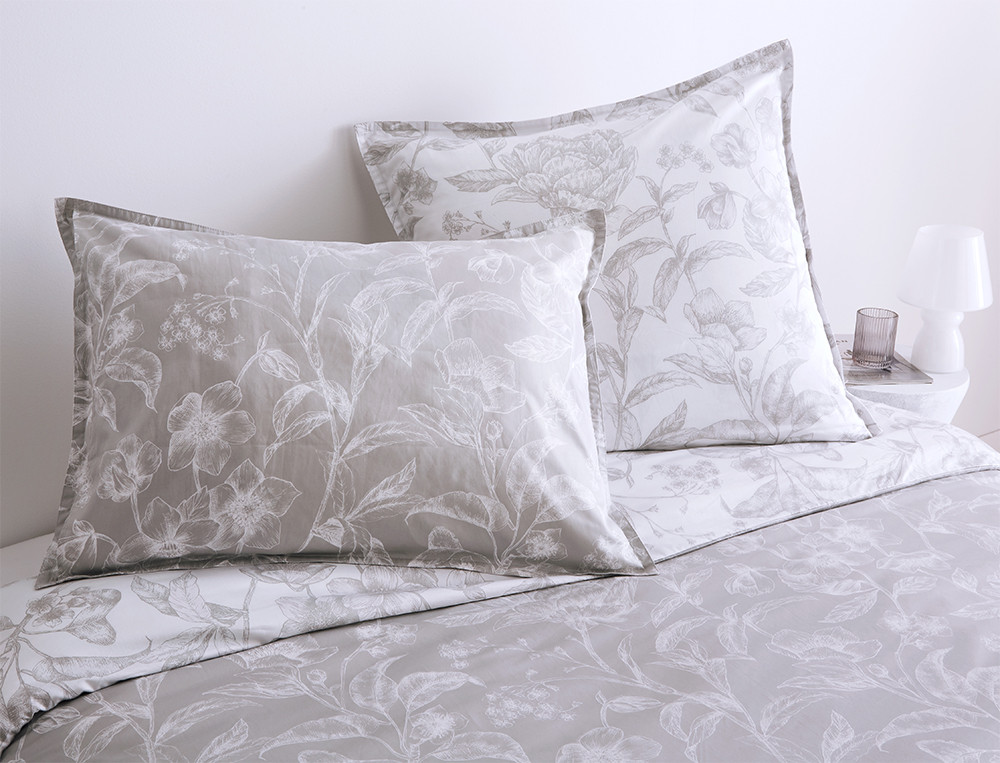 /fr/la-chambre/linge-de-lit/taie-d-oreiller/taie-d-oreiller-esquisse-florale/